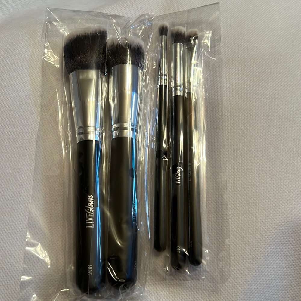 Brush off the H8Rs Makeup Brush Bundle
